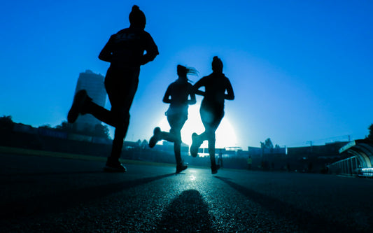 並んで走る3人のランナー