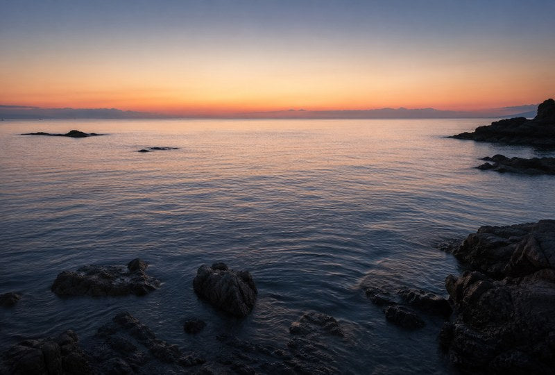 夕暮れの海と岩場