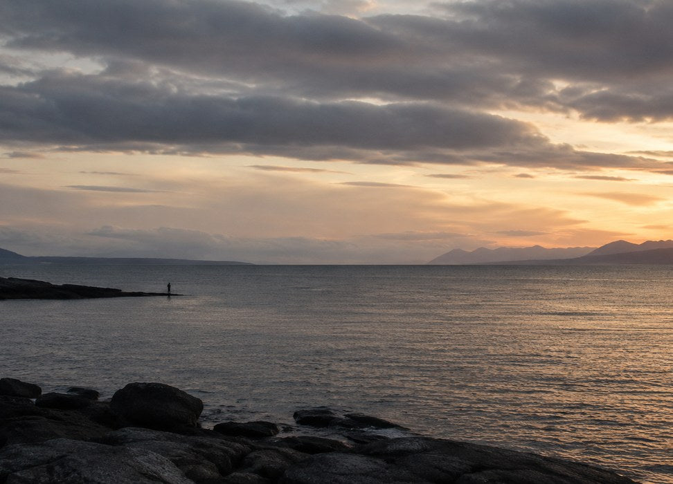 夕暮れの海と岩場