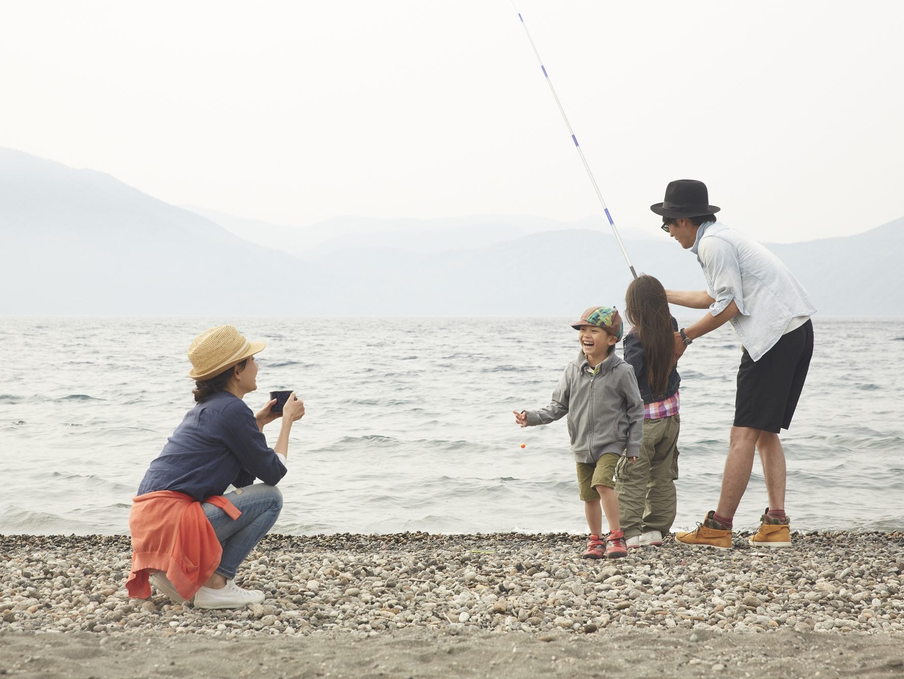 湖畔で家族と釣りを楽しむ様子