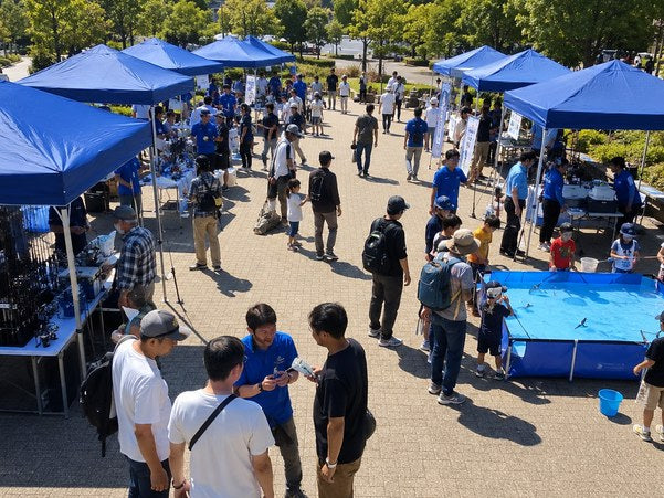 地域のイベント会場に集まる人々